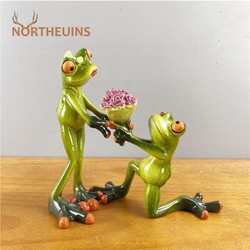 NORTHEUINS 15cm Resin Proposal Send Flowers Leggy Couple Frog Figurines Creative Animal Valentines Day Present Home Desk Decor