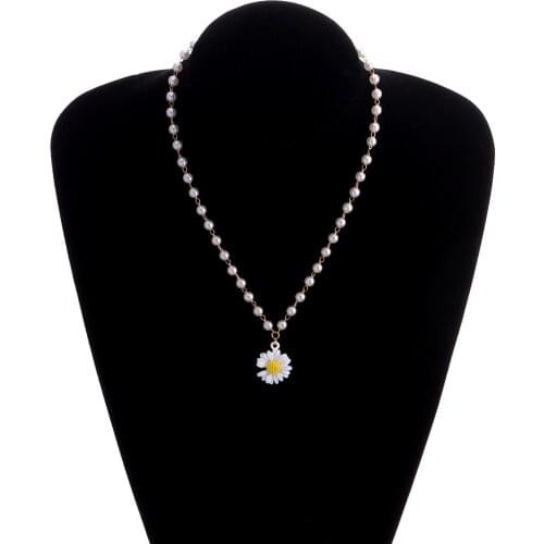 2021 Hot Style Jewelry Simple Alloy Spray Paint Daisy Pendant Necklace Women Fashion All-match Sweater Pearl Necklace