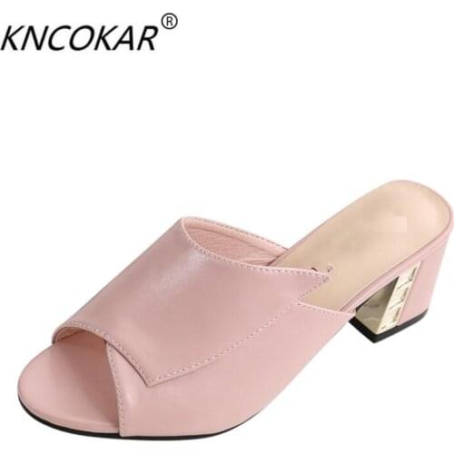 Soft leather new slippers for women to wear a pair of sandals with a flip-flops in a pair of stylish womens slippers
