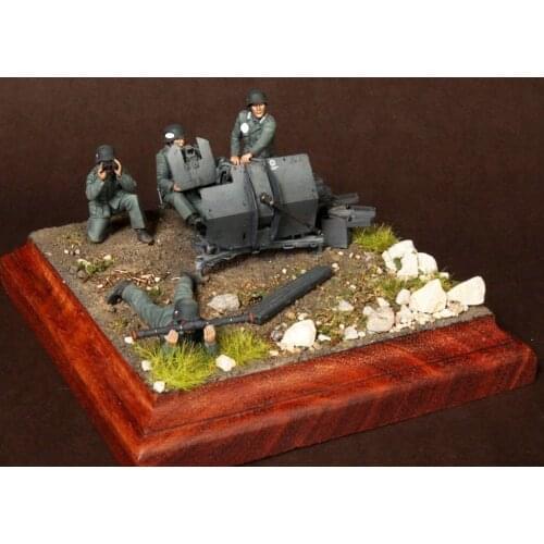 4 German soldiers in World War II need to assemble and paint by themselves 1:35