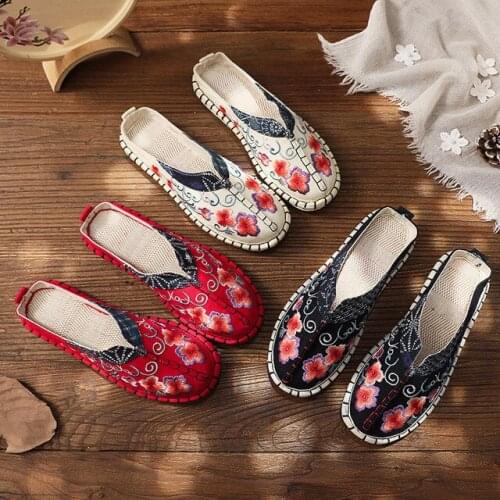 Women embroidered shoes flat sole non slip embroidered slippers comfortable breathable flowers Chinese sweat absorption Shoes