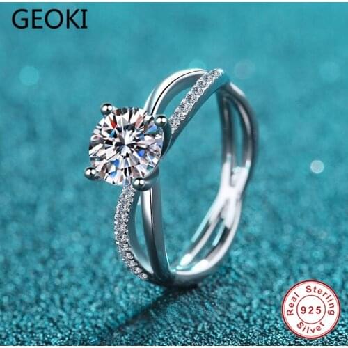 Geoki 925 Sterling Silver 1 Ct Passed Diamond Test Round Perfect Cut D Color VVS1 Moissanite Twist Ring Luxury Wedding Jewelry