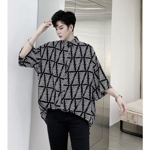 Mens loose shoulder-drop short-sleeved shirt printed with dark individual flower pattern in summer clothes