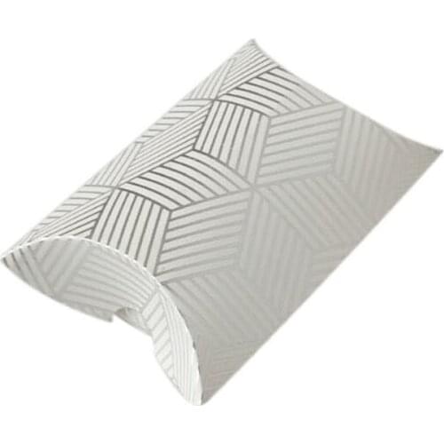 High Quality 100 PCS Kraft Pillow Hollow Flower Pattern Box for Christmas Wedding Party Favor Bag Jewelry Bag