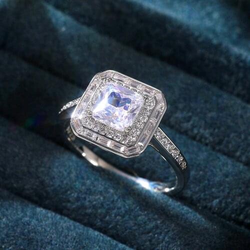 New Fashion European and American Ladies Fashion Four Prong Ladies Wedding Ring with Sparkling Zircon Jewelry