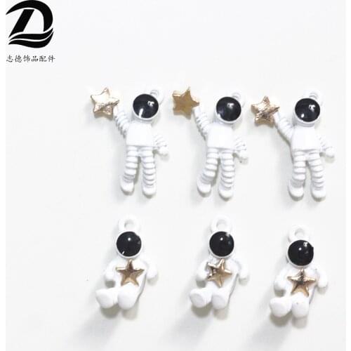 Novelty earrings, Korean earrings, weird jewelry, three-dimensional astronaut spray paint alloy jewelry accessories earrings