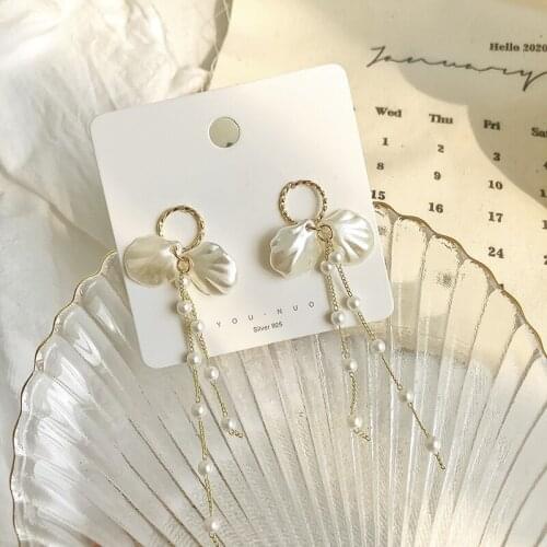 2020 New Korean Version Of Forest Petal Flowers Simple Temperament Long Pearl Tassel Earrings Womens Clothing Wholesale