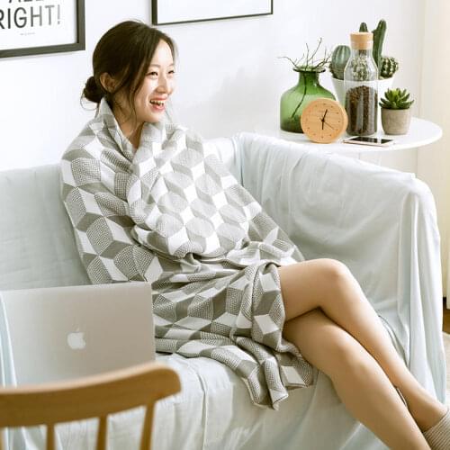 Three-dimensional geometric knitted throw blanket for bed, sofa, stylish warm shawl blanket at home and outdoors