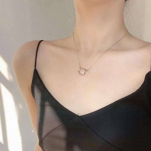 Women Necklace Circle Pearl Pendant Necklace Noble Clavicle Chain Necklace Exquisite Stylish Collares Sweet Girls Bijoux Femme