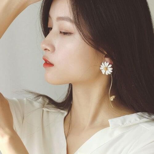 1 Pair Fashion Simple Daisy Stud Earrings Gold White Flower Metal Women Girls Simple Elegant Earrings Jewelry