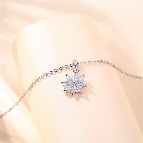 Cute Snowflake White Zircon Pendant Necklace Vintage Silver Color Clavicle Chain Necklaces For Women Wedding Titanium Steel Gift