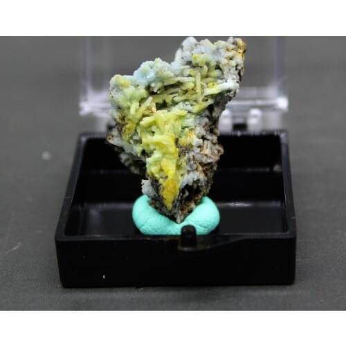 100% Natural water Pyromorphite mineral specimen stones and crystals collection gemstones quartz from China box size 3.4 cm