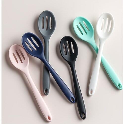 1Pcs Filter Spoon Heat Resistant Non-Stick Cooking Strainer Colander Long Handle Durable Silicone Heat Resistant Kitchen Tool