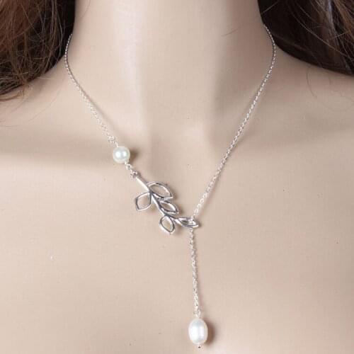 Hot Fashion Leaf Imitation Pearl Pendant Chain Exquisite Ladies Short Jewelry Necklace Wholesale
