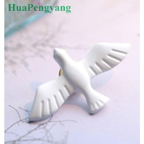 Hot New Retro White Acrylic Brooch Swallow Pigeon Animal Brooch Jewelry Accessories Wholesale