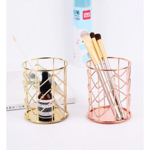 2021 Cosmetics storage boxes are cylindrical cases for storing lipsticks, brushes, and pen holders make up organizer box