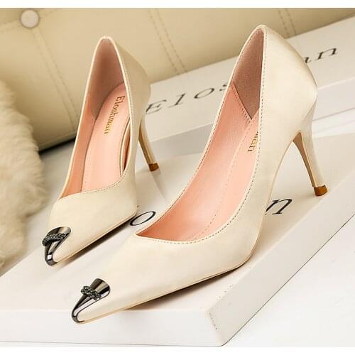 2020 New Elegant Pearl Metal Belt Buckle Womens Shoes Flock Shallow Pointed Toe Sexy Party Shoes Fashion High Heels Shoes Women