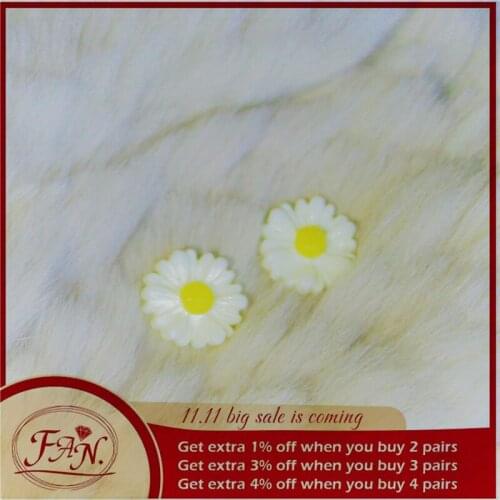 2021 New INS Trendy Hot Sale Charming Lovely Cute White & Yellow Daisy Flower Fashion Small Stud Earrings for Girls Women Ladies