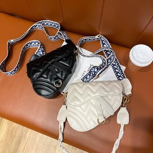 New Fashion Saddle Women Bag One Shoulder Handle Trend Casual Hasp Zipper PU Material Polyester Inside Lock Ornament sling Bag