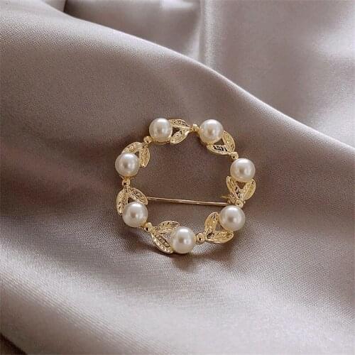 MODAGIRL Exquisite Fashion Jewelry Gold Color Plant Wreath Pearl Brooch Pin Womens Brooches Friends Christmas Gift