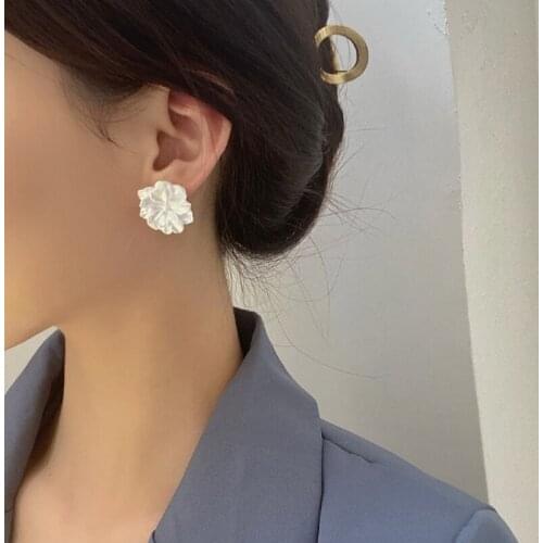 New Fashion S925 Korean Small Fresh White Flower Clip Earnail Womens Summer Sweet Resin Elegant Stud Earrings for Students 258