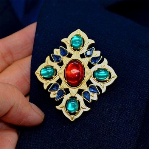 In Europe and the vintage antique palace restoring ancient ways of pearl acrylic matte gold brooch pin accessories