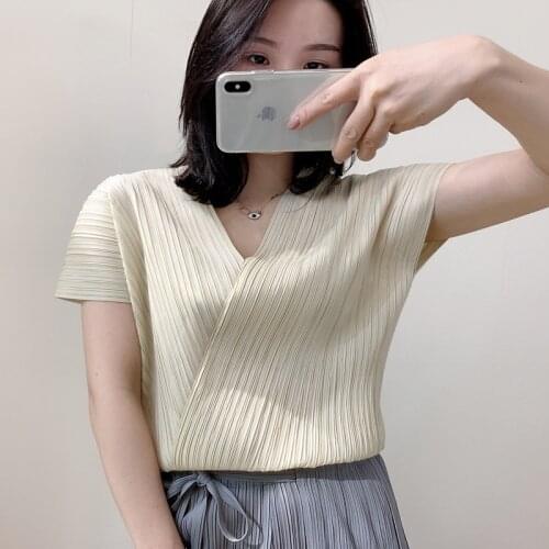 Pleated T-shirt 2021 summer new fashion wild loose V-neck thin solid color pleated womens clothing
