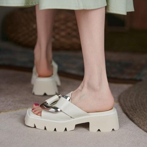 Summer Fashion Ladies Slippers White Sandals Flat Heel Chunky Shoes Womens Shoes Casual Shoes Outdoor ShoesMetal Decoration New