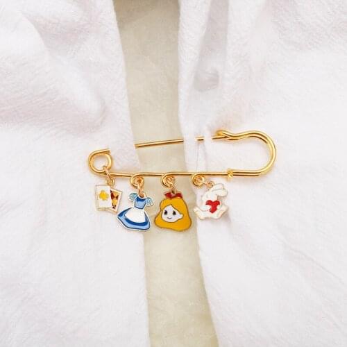 Cute Rabbit With Red Heart Brooch Mini Poker Beautiful Clothes Badge Pins Women Girl Bag Brooches Pins