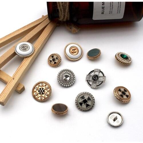 5pcs Vintage Metal Gold Brand Buttons For Clothing Crafts Women Coat Sew Clothes Pearl DIY sewing button on a fur coat