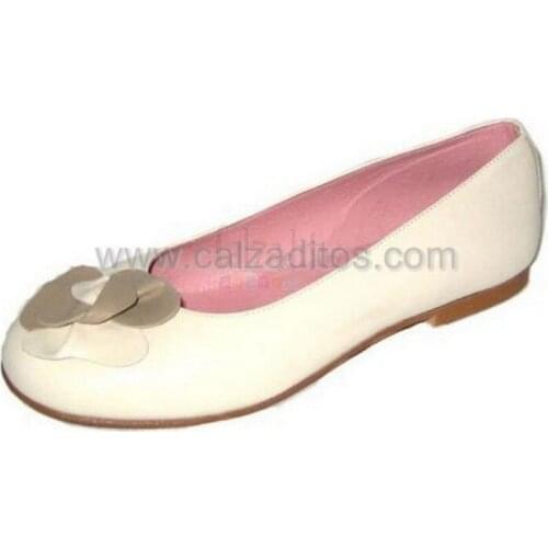 Beiges girl leather shoes with flower