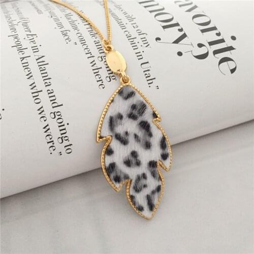 Womens Leopard Necklace Gold Alloy Geometric Round Pendant Necklace Boho Statement Necklace Choker Fashion Jewelry Wholesale