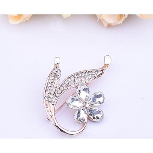 New Arrival Korea Jewelry Crystal Flower Brooch Sweater Accessories Pin Scarf Shawl Deduction Pretty Glass Flower Corsage Pin