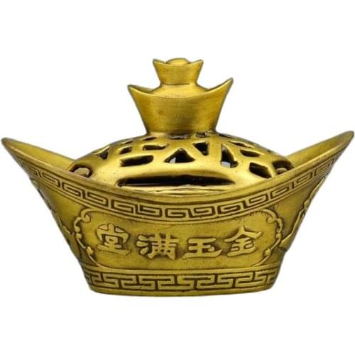 The copper ingot is covered with gold jewelry and the decoration of the family