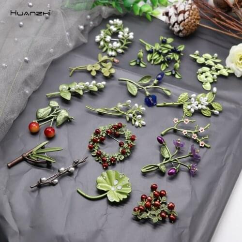 HUANZHI 2020 Vintage Enamel Green Color Plant Pearls Pin Tree Lotus Leaf Blueberry Flower bamboo Brooch for Women Jewelry Gift
