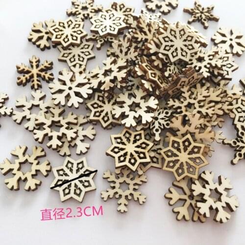 50pcs DIY Wooden Chips Christmas Wood Snowflake Ornaments Christmas Tree Hanging Snowflake Xmas Party Home Office Bar Decoration