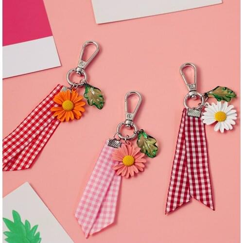 Little Daisy keyrings female Girls ins red Grid ribbons cute cartoon car key chain bag Ornament Stunning Trinket