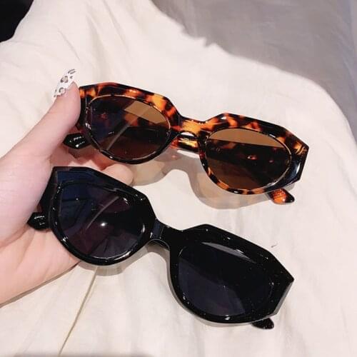Vintage Luxury Brand Designer Cat Eye Sunglasses Women Men Fashion Small Frame Cute Oval Rivet Sun Glasses UV400 Shades