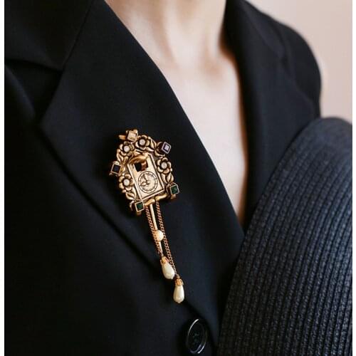FFLACELL 2019 New vintage Design Portrait Bird Clock Brooch Palace Carved Tassel Long Brooch Pin for Women Girl Party Jewelry