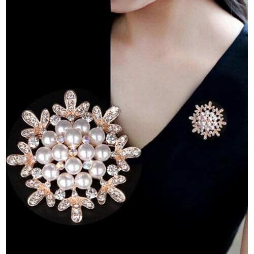 AINAMEISI New Fashion Pearl Round Flower Brooch Accessories Hot Selling Fashion Ladies Jewelry Scarf Buckle Alloy Pearl Brooch