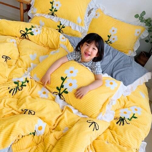 Daisy love of Yellow Soft Velvet Comfortable Quilt Cover Four Piece Set Home Textile Three Piece Set