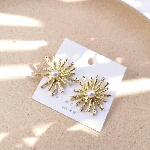 QUMENG Gold Elegant Little Gaisy Flower Alloy Earrings For Women Pearl Metal Accessories 2020 Fashion Party Jewelry