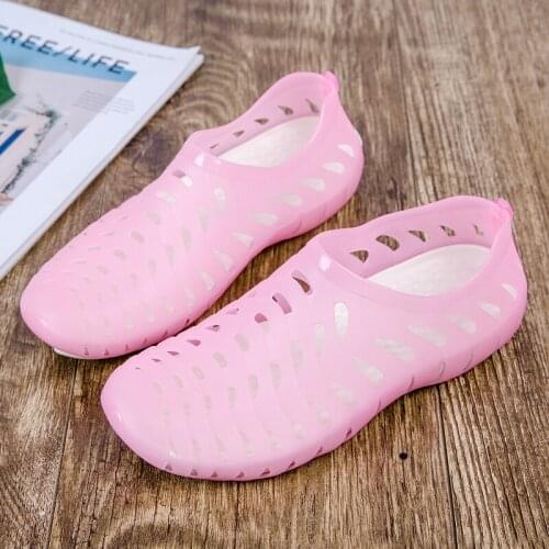 Ultralight Couple Refreshing Slippers Women Wading Beach Sandals Mens Quick-drying Hole Shoes Fashion Summer Casual Shoes 2021