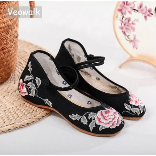 Veowalk Women Embroidered Cotton Fabric Flat Shoes Retro Chinese Old Beijing Shoes for Elegant Ladies Comfortable Ballet Flats