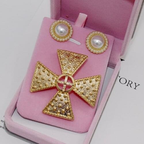 New Wholesale Fashion Pearl Retro Western Antiques With Relief Metal Cross Brooch Pin Accessories