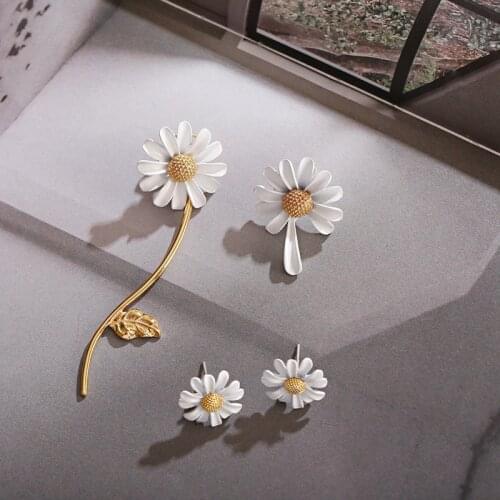 2020 Glaze Flower Asymmetric Tassel Flower Ear Stud Earrings For Woman Korean Style White Daisy Earrings Girls Jewelry