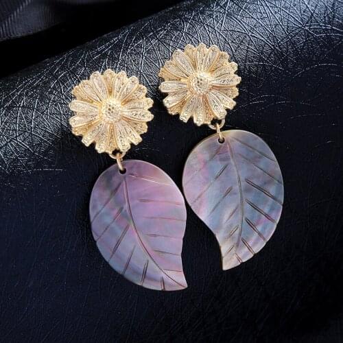 Bulk Price Trendy Gold Color Flower Shell Earrings For Women Leaves Shell Pendant Drop Earrings For Women