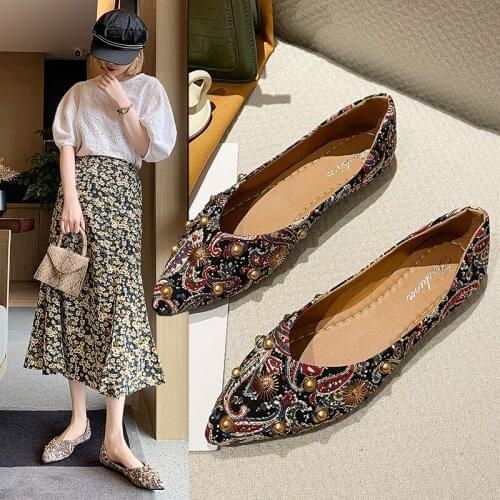 Fashion Flat Shoes for Women, Casual Embroidered Shoes Decorated with Rivets in Retro Ethnic Style (Pointed Toe)