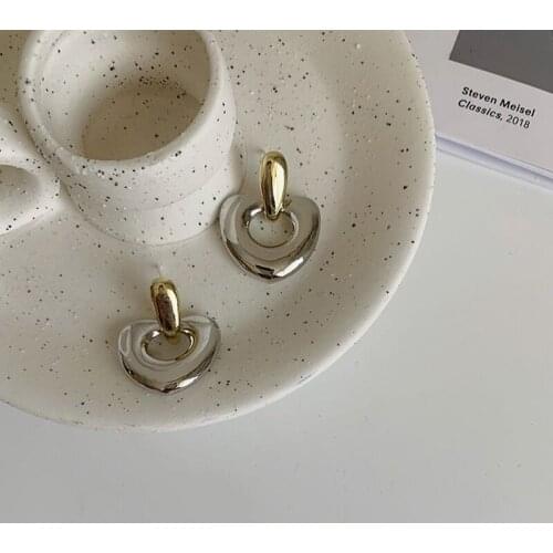 Hong Kong Wind Hollow Love Fashion Simple Earrings French Retro Minority Design Temperament Earrings Hipsters