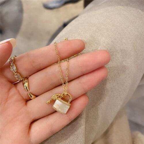 Gentle New Style Small Fresh And Simple Golden Lock Key Pendant Necklace Retro Alloy Wild Personality Clavicle Chain